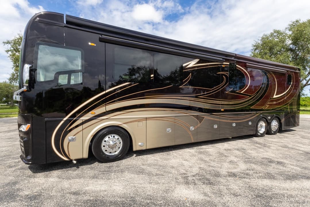 2021 Foretravel 4545 Motorhome - Image 10