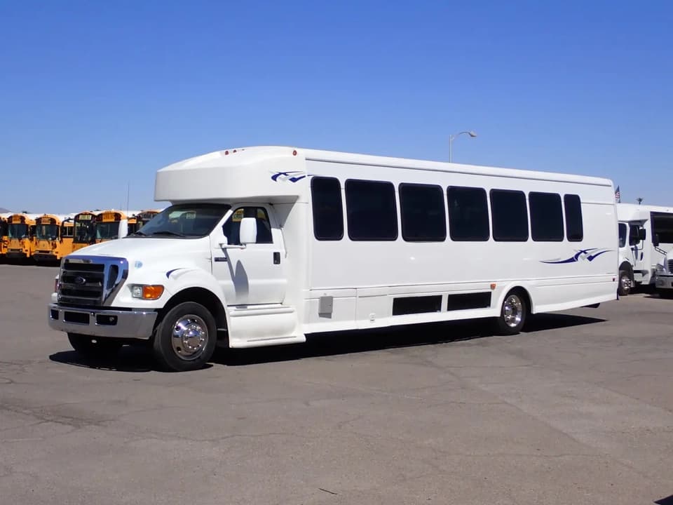 2015 Ford F650 Super Duty Starcraft XLT Shuttle Bus - Image 3