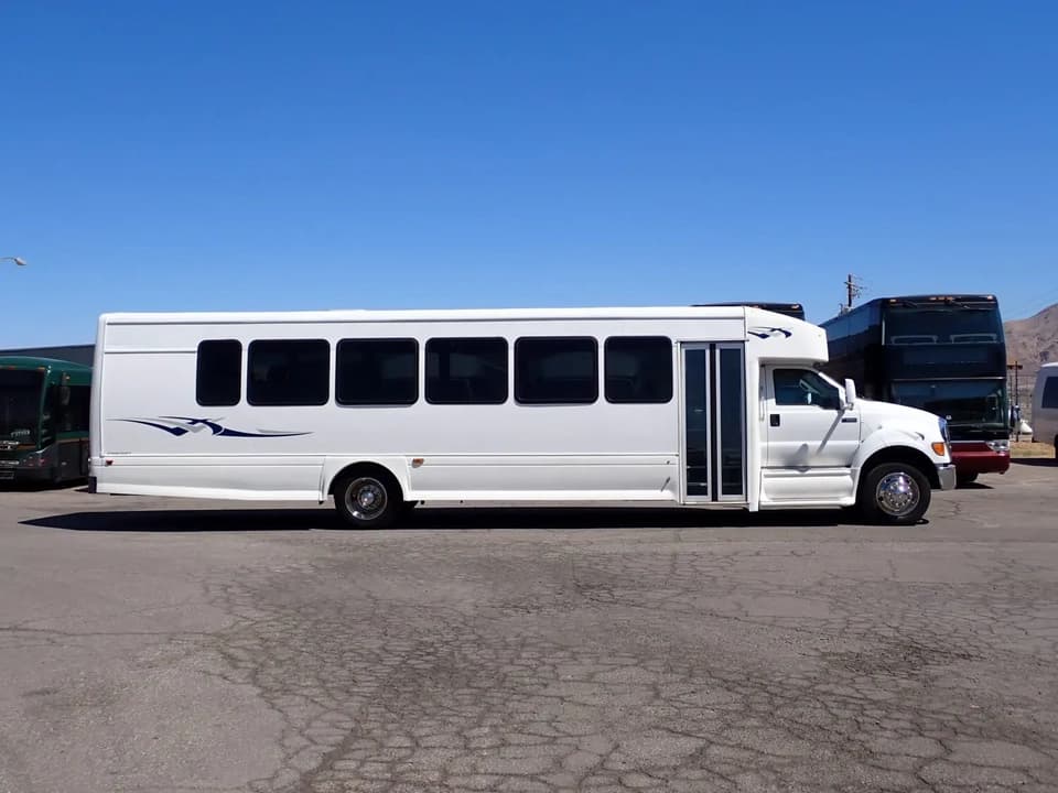 2015 Ford F650 Super Duty Starcraft XLT Shuttle Bus - Image 4