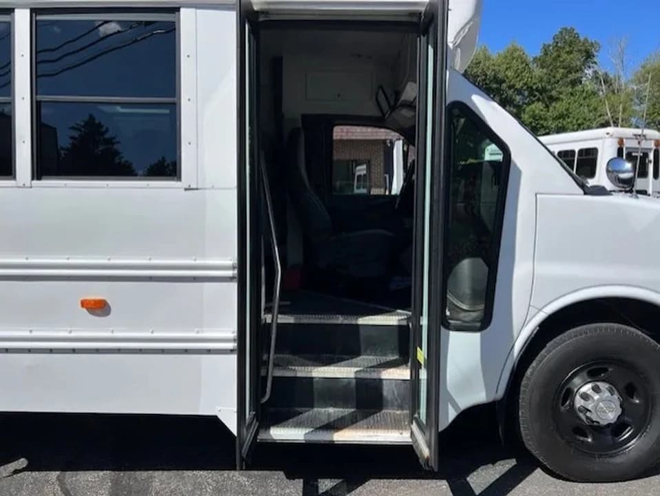 2012 Chevrolet Starcraft MFSAB Shuttle Bus - Image 10
