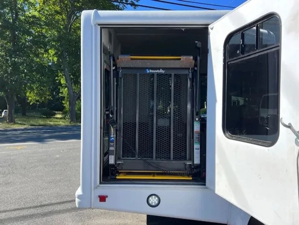 2018 Ford E350 ADA Shuttle Bus - Image 12