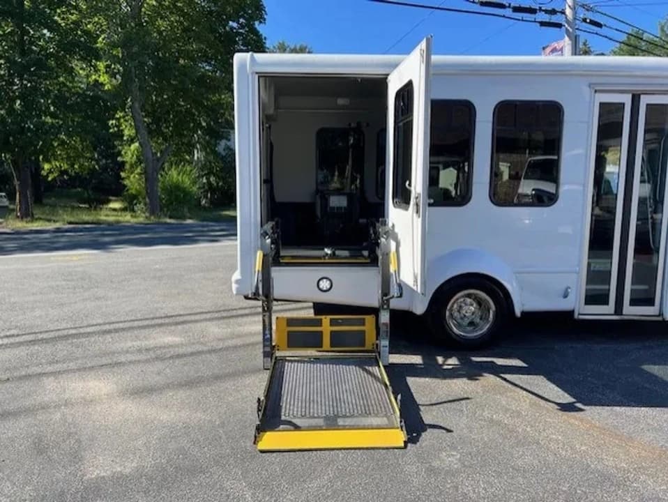 2018 Ford E350 ADA Shuttle Bus - Image 13