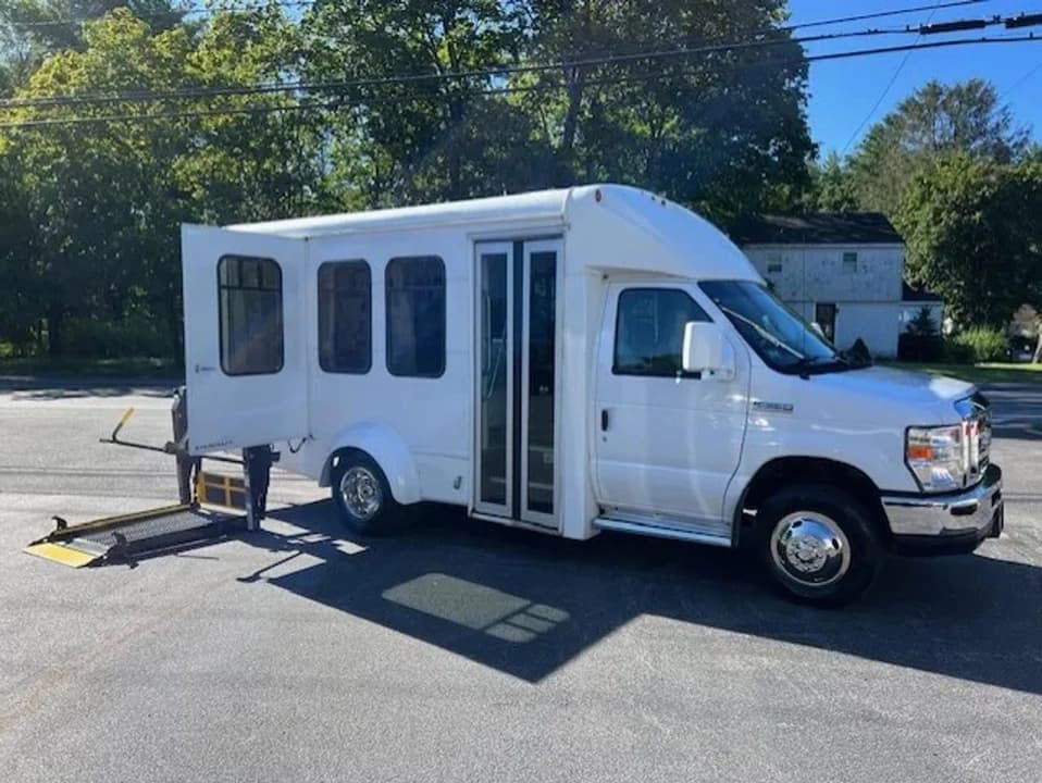 2018 Ford E350 ADA Shuttle Bus - Image 14