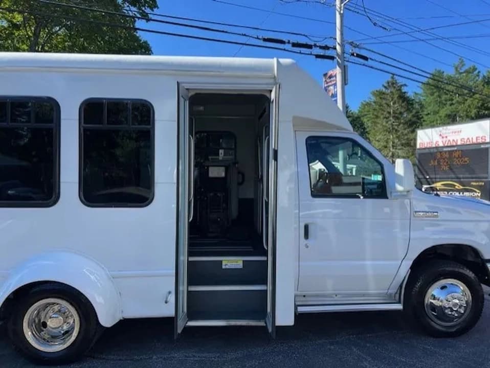 2018 Ford E350 ADA Shuttle Bus - Image 15