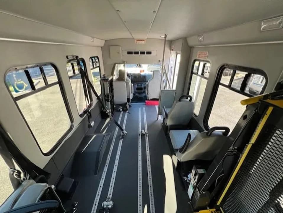 2018 Ford E350 ADA Shuttle Bus - Image 17