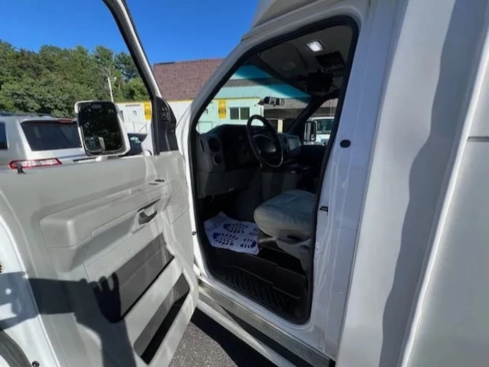 2018 Ford E350 ADA Shuttle Bus - Image 21