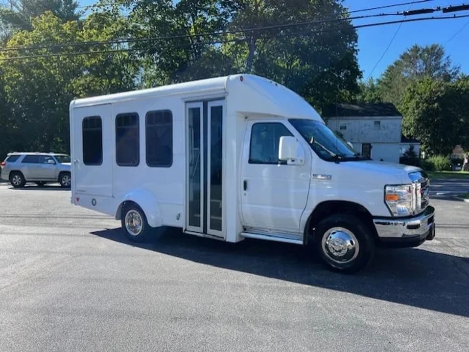 2018 Ford E350 ADA Shuttle Bus - Image 4