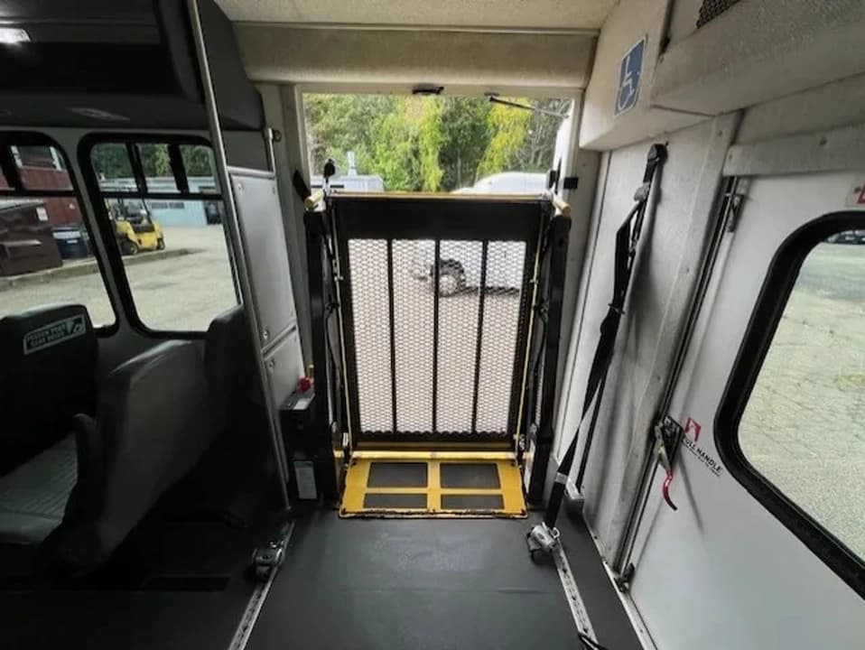 2016 Ford E450 Super Duty ADA Shuttle Bus - Image 10