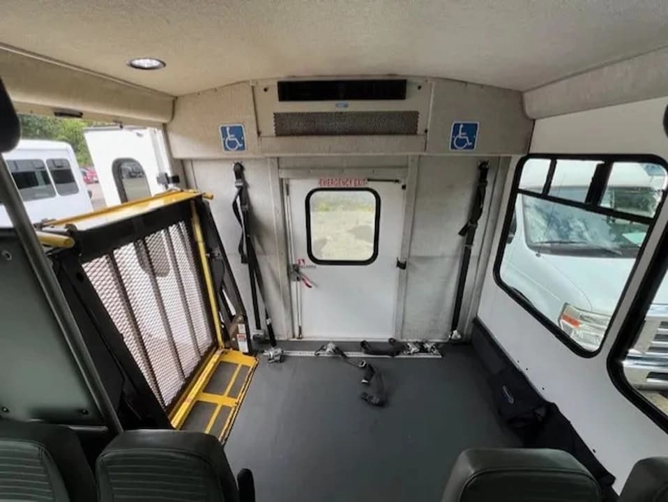 2016 Ford E450 Super Duty ADA Shuttle Bus - Image 12