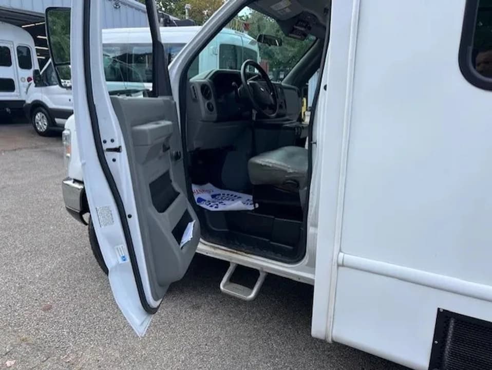 2016 Ford E450 Super Duty ADA Shuttle Bus - Image 18