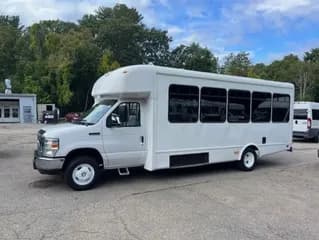 2016 Ford E450 Super Duty bus
