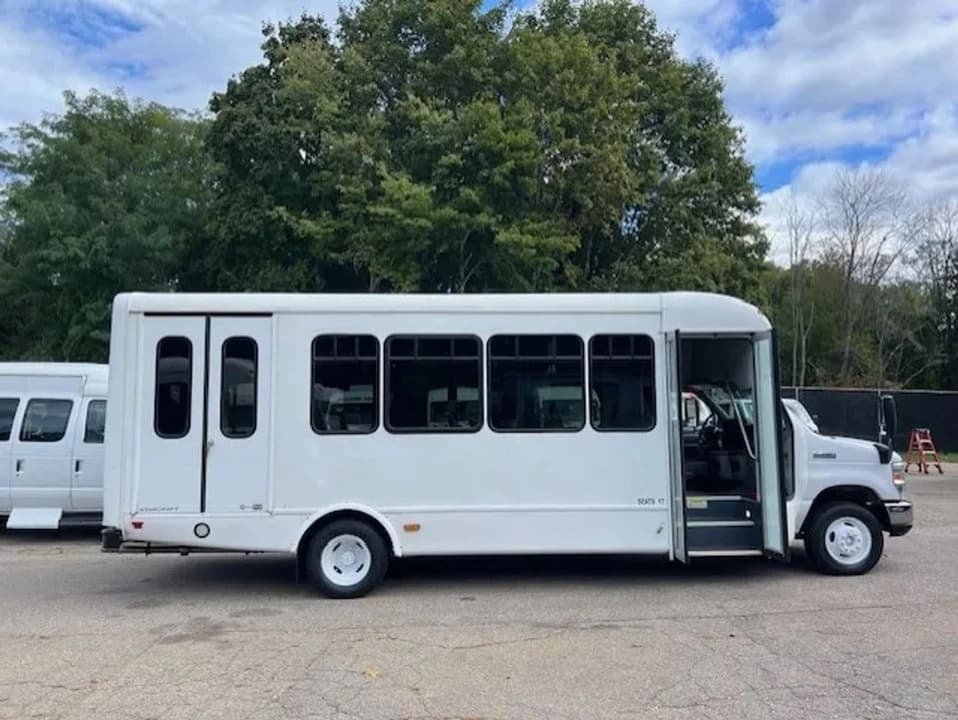 2016 Ford E450 Super Duty ADA Shuttle Bus - Image 3