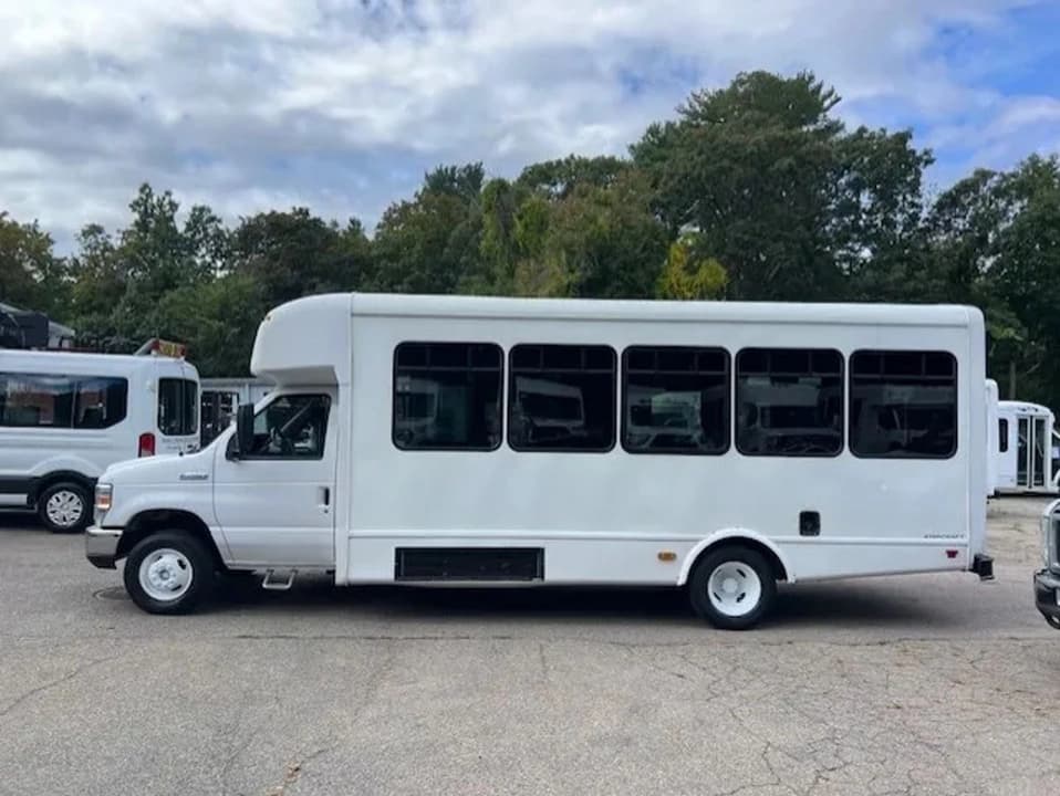 2016 Ford E450 Super Duty ADA Shuttle Bus - Image 4