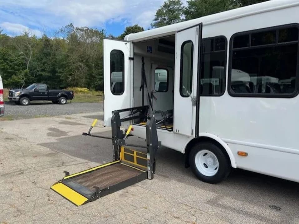 2016 Ford E450 Super Duty ADA Shuttle Bus - Image 8