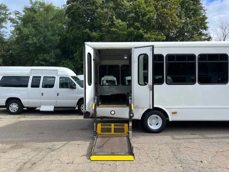 2016 Ford E450 Super Duty ADA Shuttle Bus - Image 9