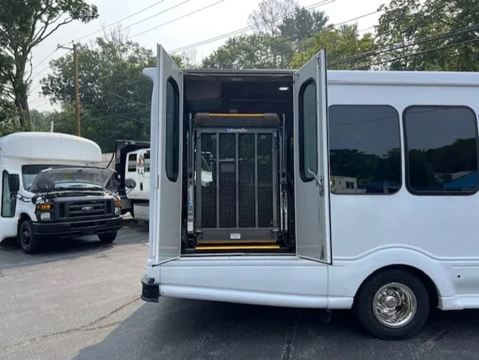 2015 Ford Turtle Top ADA Shuttle Bus - Image 16