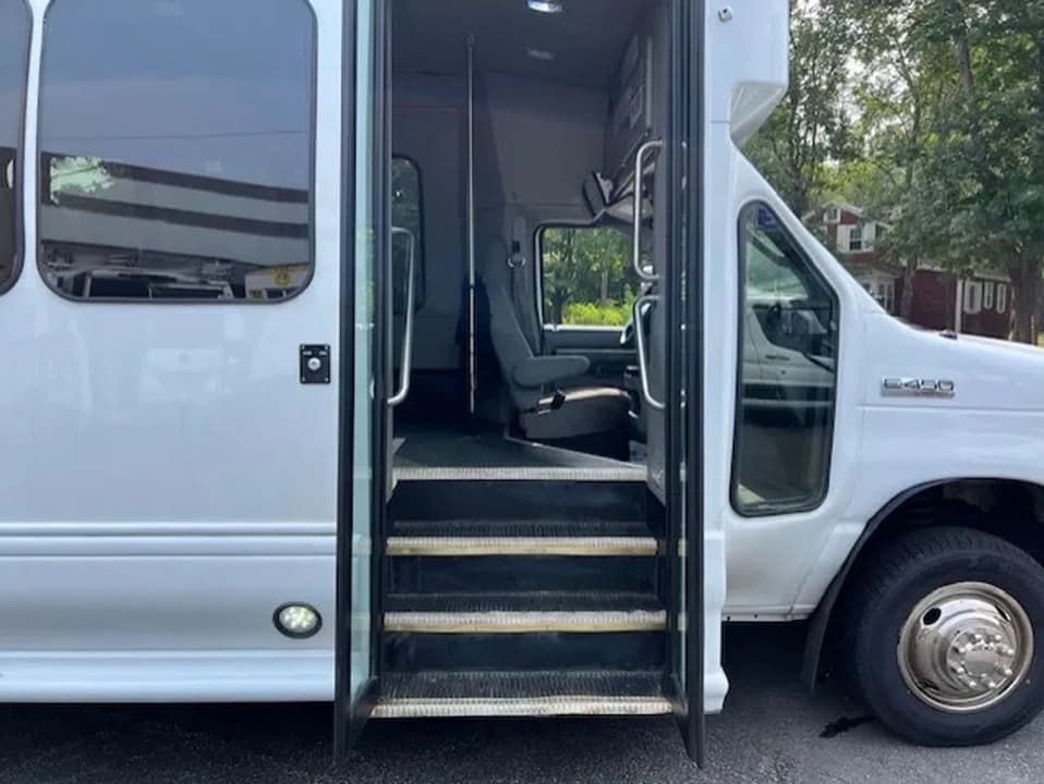 2015 Ford Turtle Top ADA Shuttle Bus - Image 17