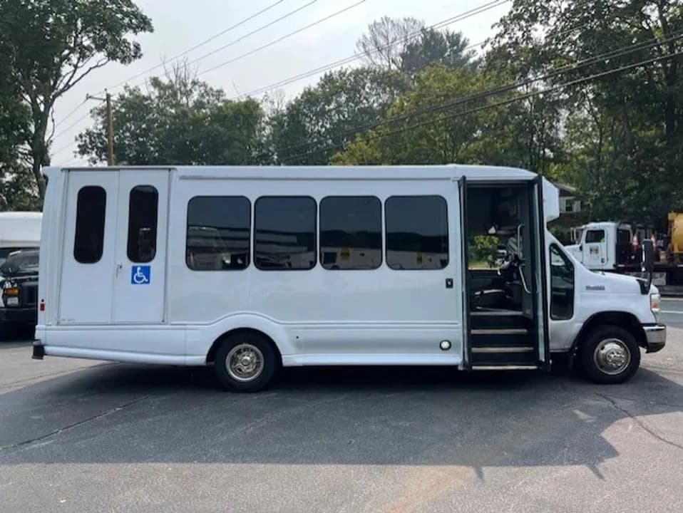 2015 Ford Turtle Top ADA Shuttle Bus - Image 7