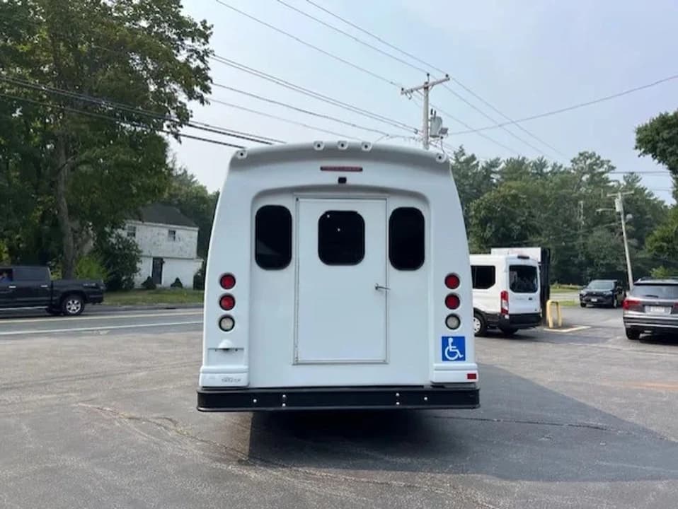 2015 Ford Turtle Top ADA Shuttle Bus - Image 9