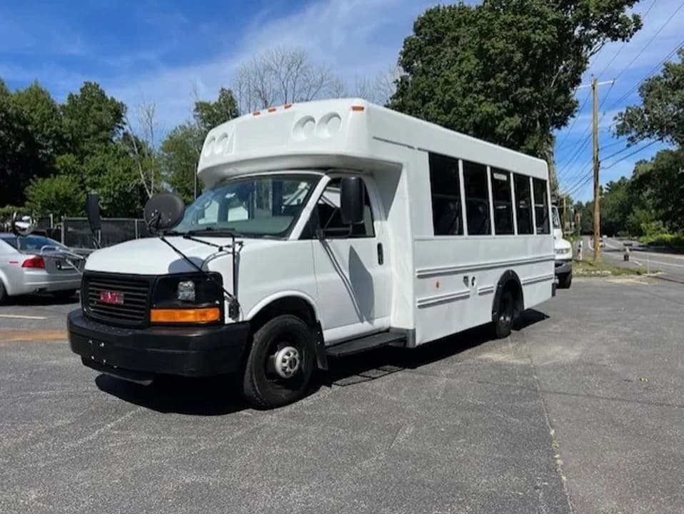 2008 GMC Savana Shuttle Bus - Image 1