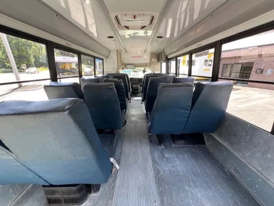 2008 GMC Savana Shuttle Bus - Image 10