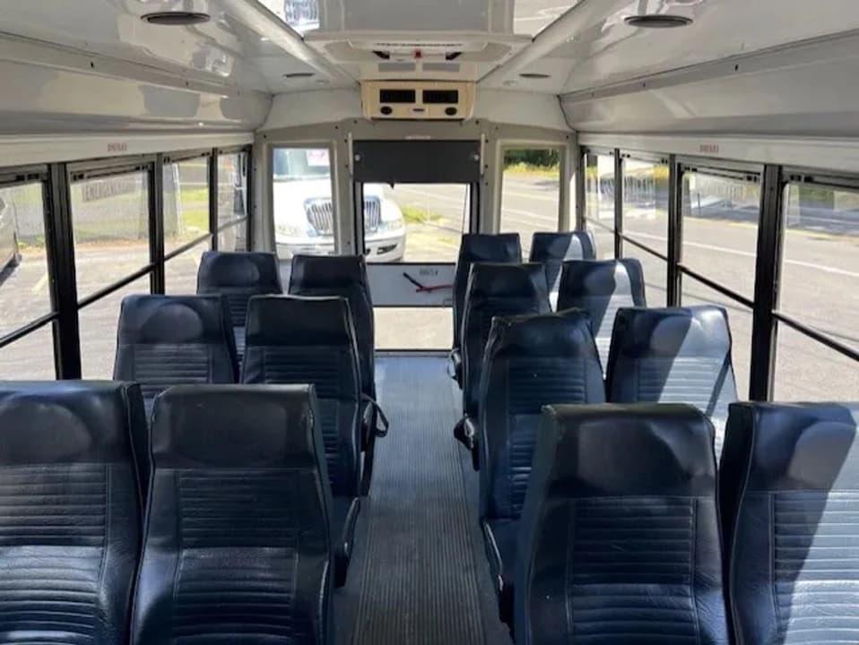 2008 GMC Savana Shuttle Bus - Image 11