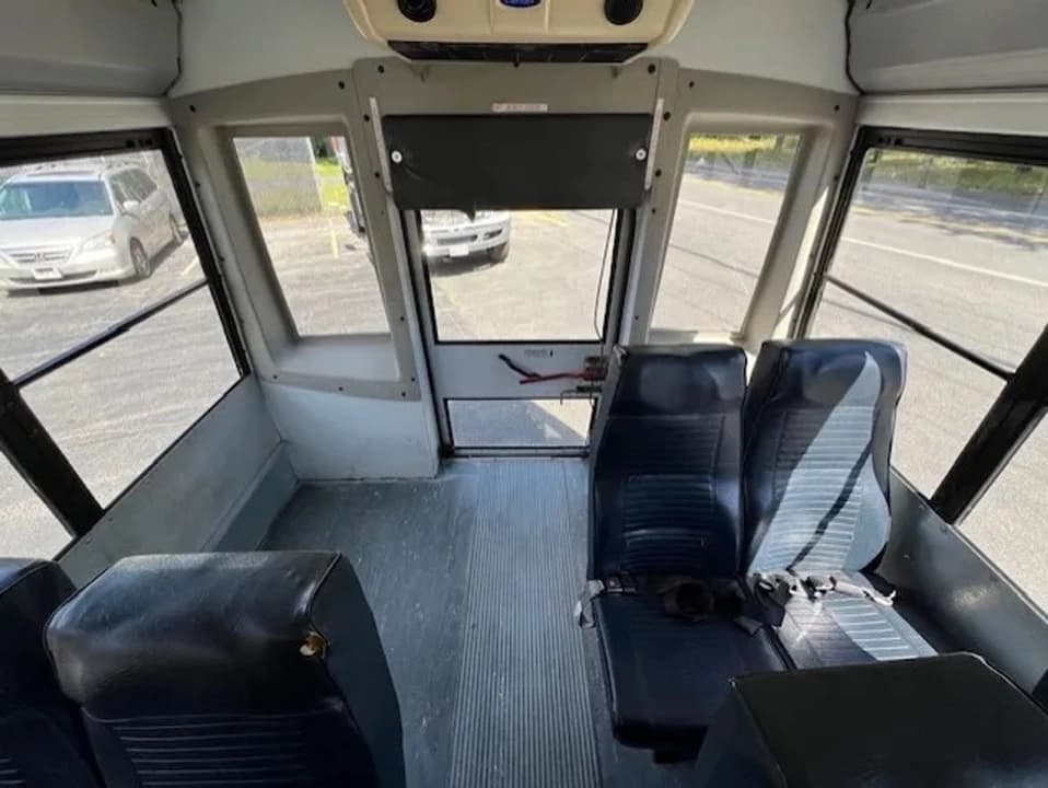 2008 GMC Savana Shuttle Bus - Image 13