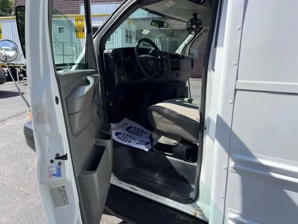 2008 GMC Savana Shuttle Bus - Image 16