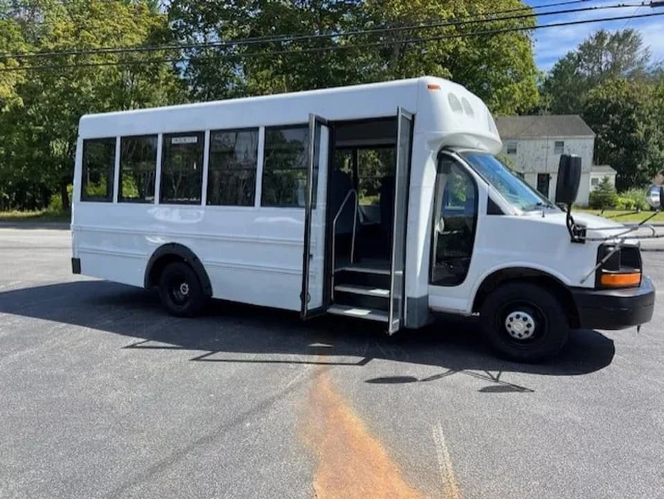 2008 GMC Savana Shuttle Bus - Image 2