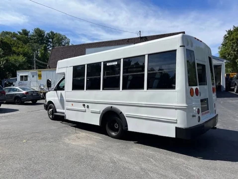 2008 GMC Savana Shuttle Bus - Image 4