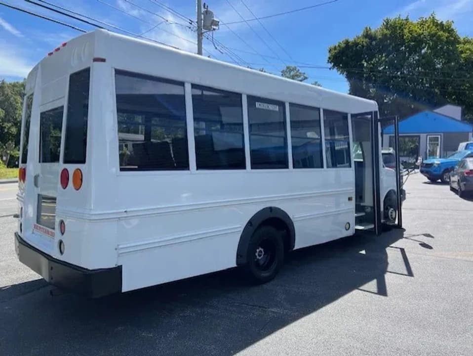 2008 GMC Savana Shuttle Bus - Image 5