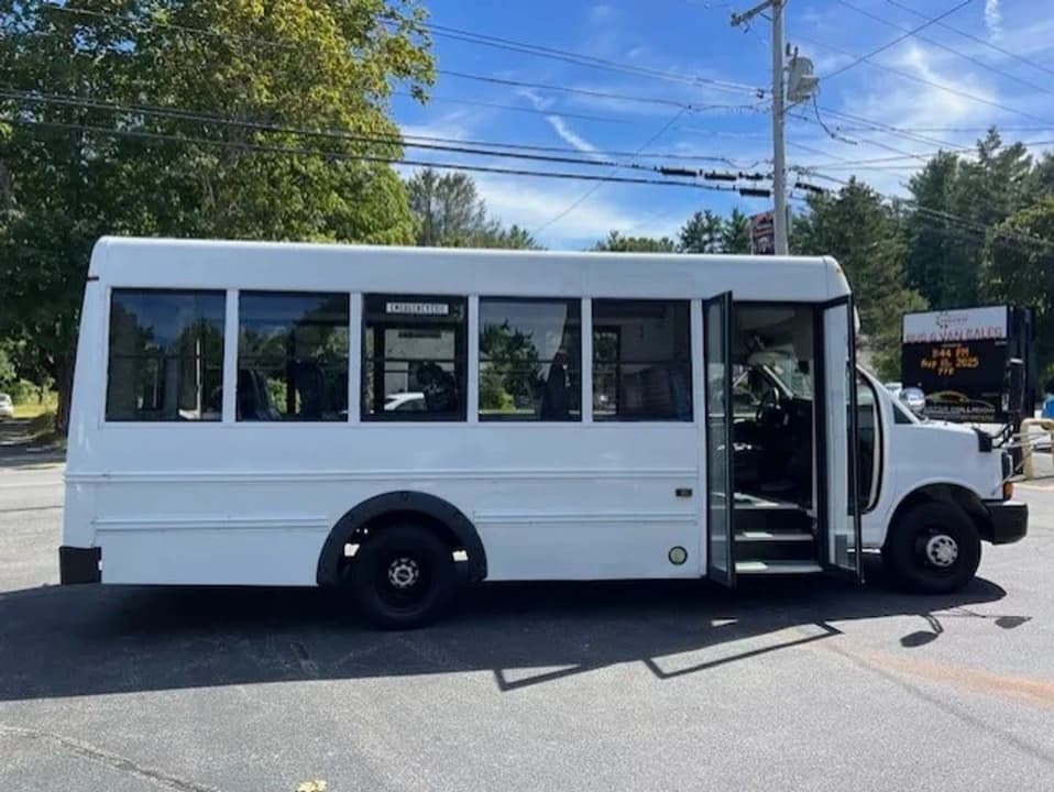 2008 GMC Savana Shuttle Bus - Image 6