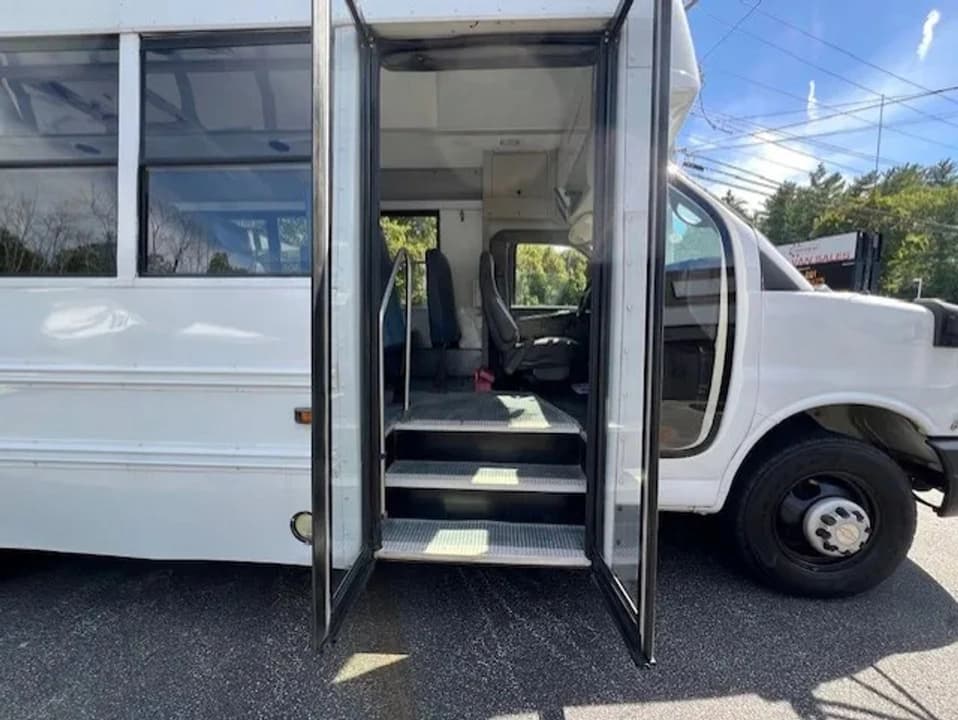 2008 GMC Savana Shuttle Bus - Image 7