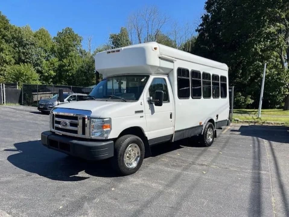 2015 FORD SHUTTLE BUS WHEELCHA GREAT FOR CONVERSION! - Image 2