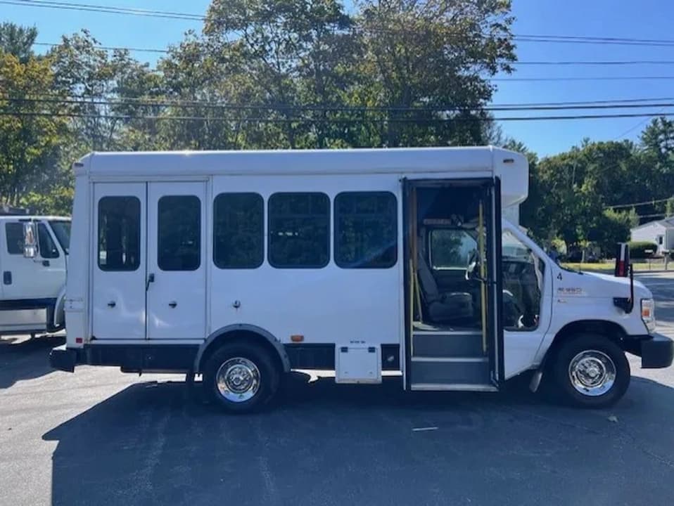 2015 FORD SHUTTLE BUS WHEELCHA GREAT FOR CONVERSION! - Image 3