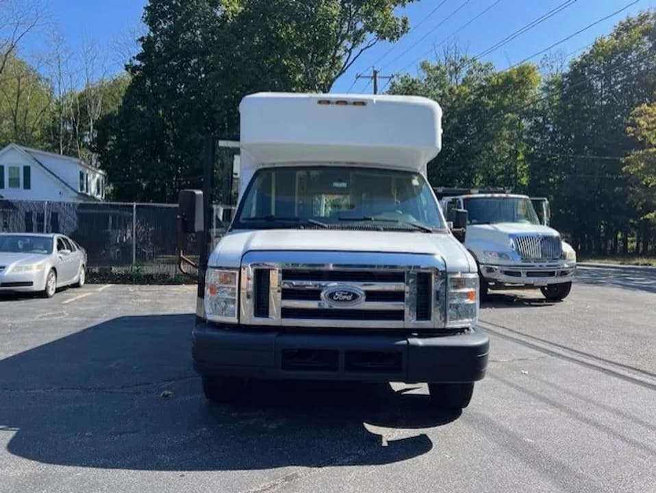 2015 FORD SHUTTLE BUS WHEELCHA GREAT FOR CONVERSION! - Image 4