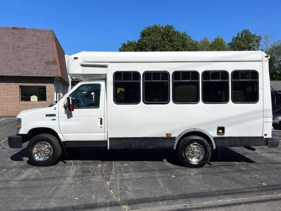 2015 FORD SHUTTLE BUS WHEELCHA GREAT FOR CONVERSION! - Image 5