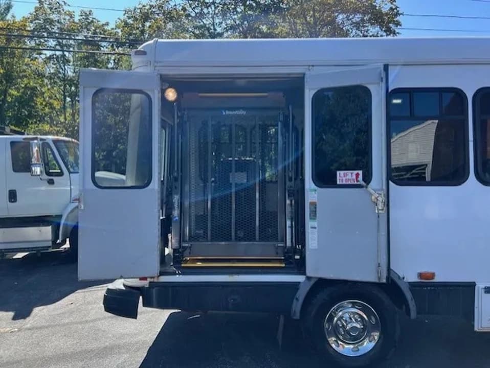 2015 FORD SHUTTLE BUS WHEELCHA GREAT FOR CONVERSION! - Image 8