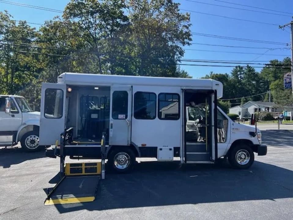 2015 FORD SHUTTLE BUS WHEELCHA GREAT FOR CONVERSION! - Image 9