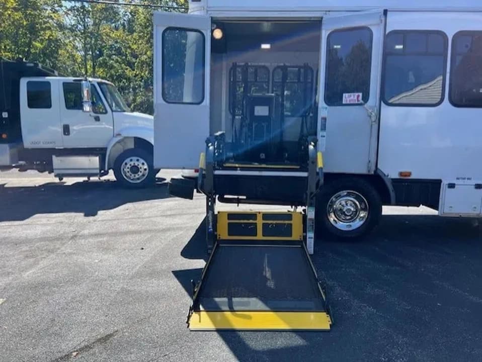 2015 FORD SHUTTLE BUS WHEELCHA GREAT FOR CONVERSION! - Image 10