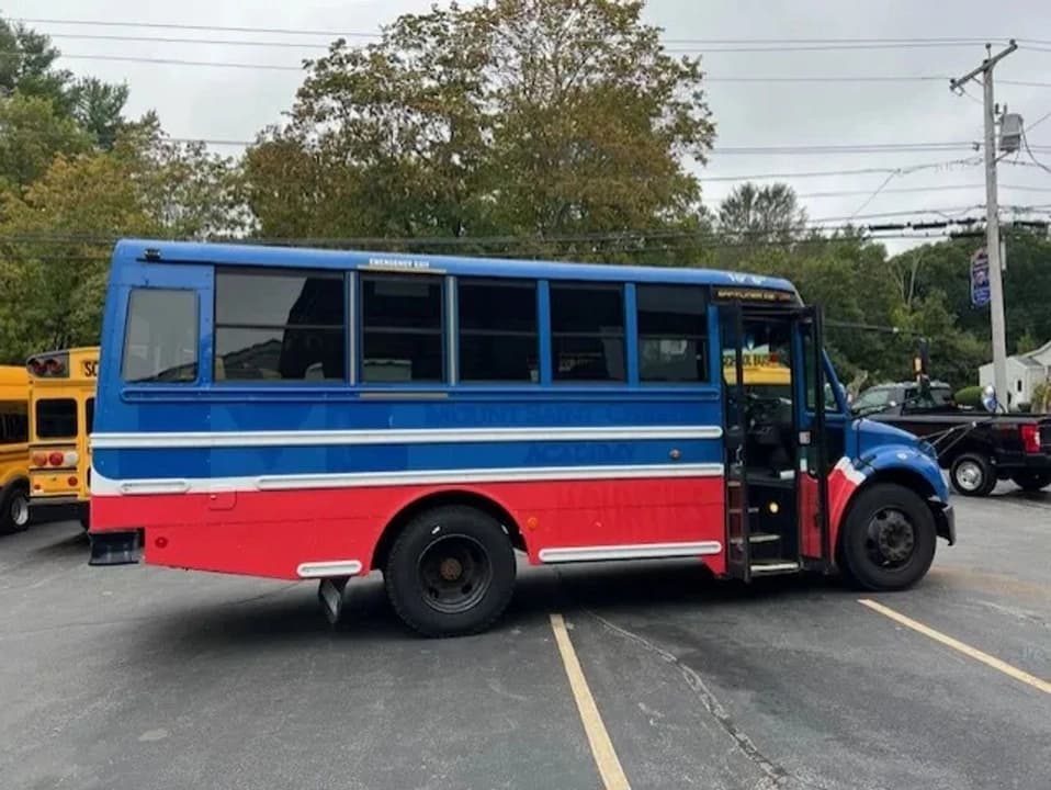 2011 Freightliner Saf-T-Liner Mini Bus - Image 2