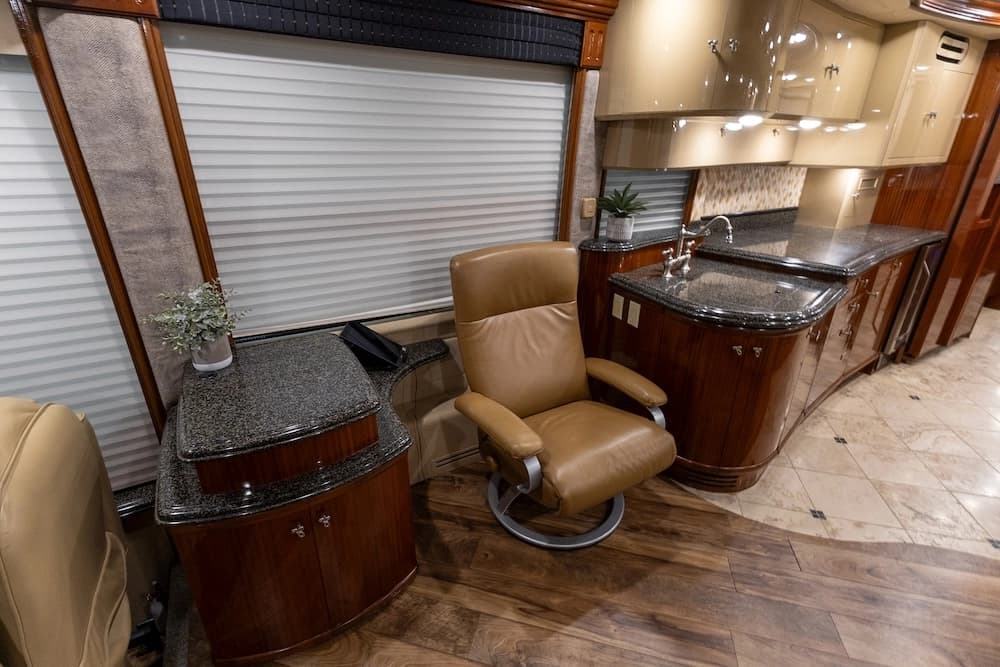 2005 Prevost Liberty Elegant Lady H3-45 Motorhome - Image 17
