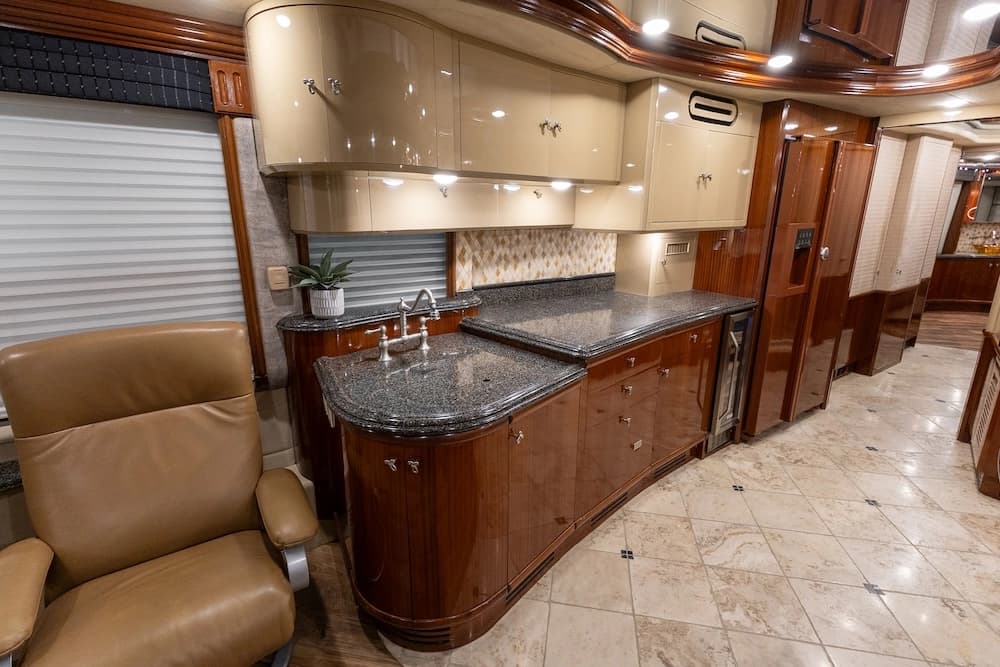2005 Prevost Liberty Elegant Lady H3-45 Motorhome - Image 18