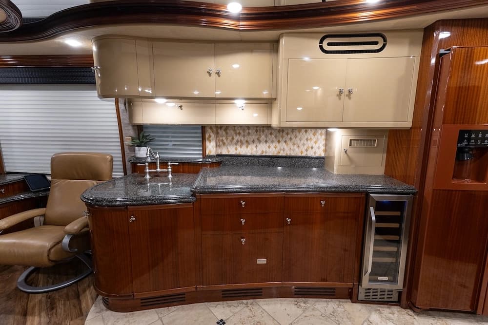 2005 Prevost Liberty Elegant Lady H3-45 Motorhome - Image 19