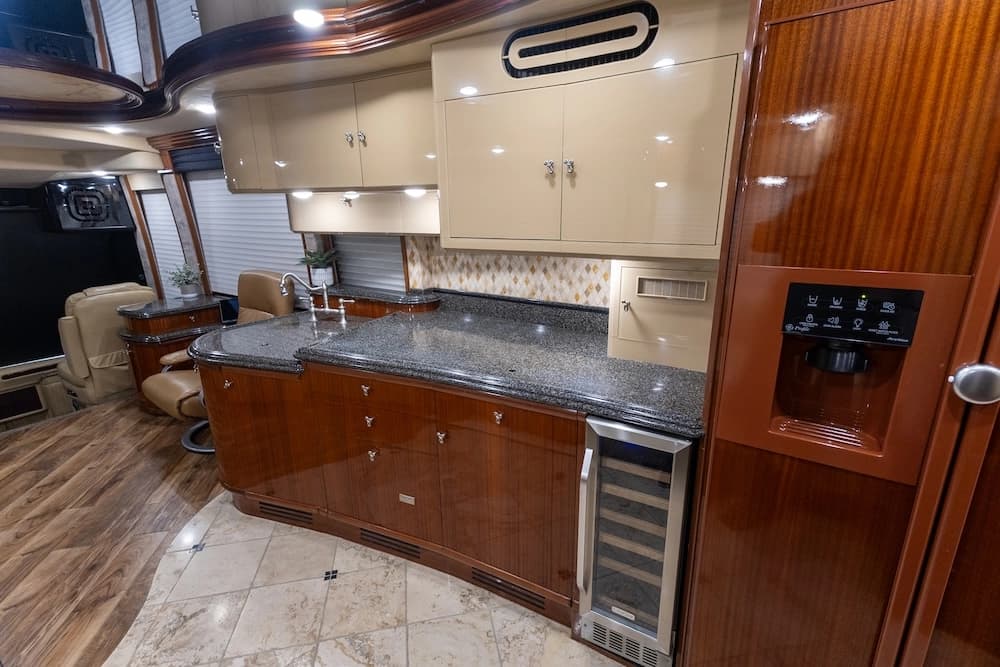 2005 Prevost Liberty Elegant Lady H3-45 Motorhome - Image 20