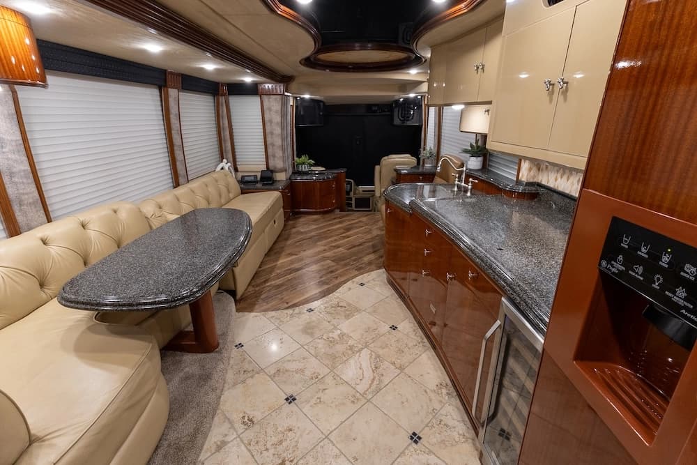 2005 Prevost Liberty Elegant Lady H3-45 Motorhome - Image 21