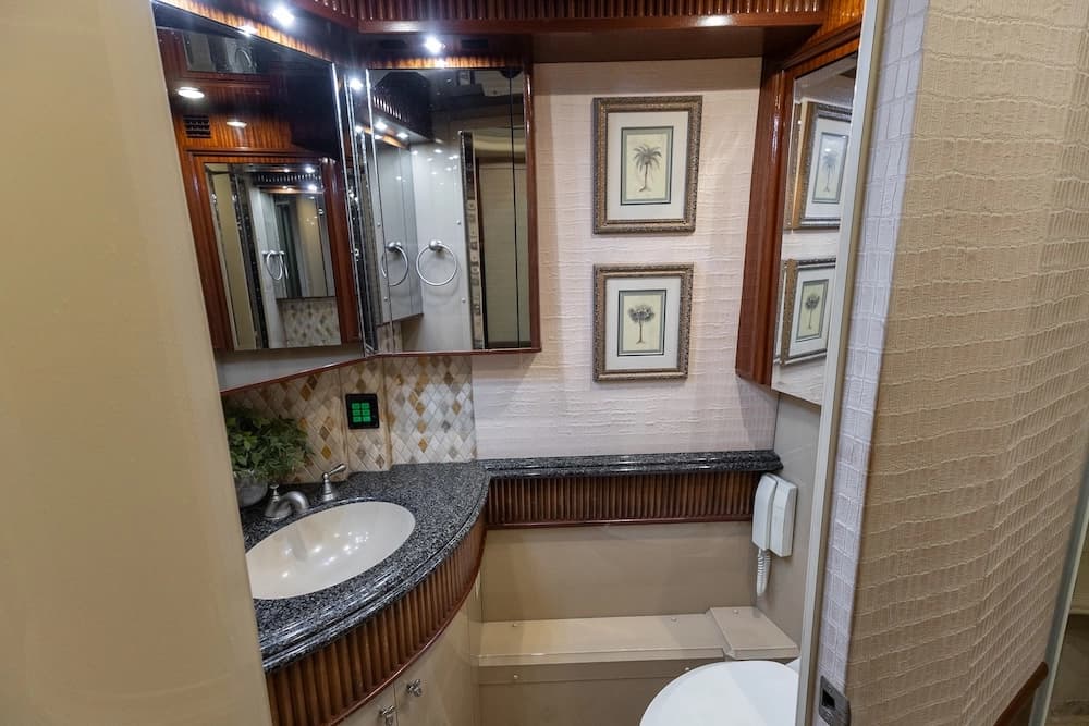 2005 Prevost Liberty Elegant Lady H3-45 Motorhome - Image 23