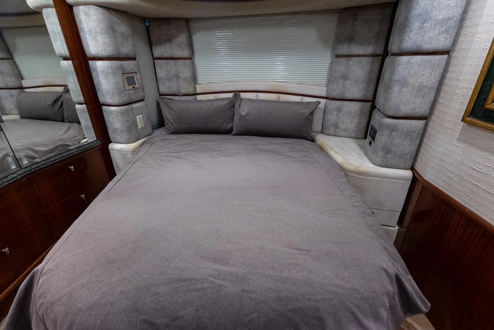 2005 Prevost Liberty Elegant Lady H3-45 Motorhome - Image 26