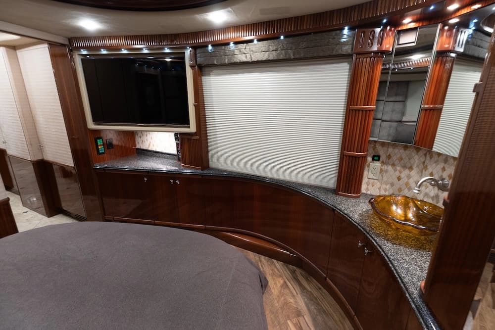 2005 Prevost Liberty Elegant Lady H3-45 Motorhome - Image 28