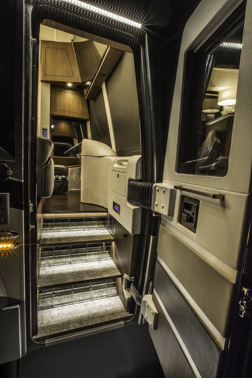 2016 Prevost Featherlite H3-45 Motorhome - Image 2